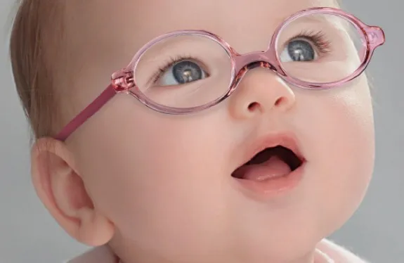 bébé avec lunettes
