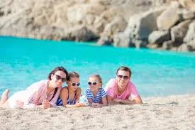famille avec lunettes e soleil